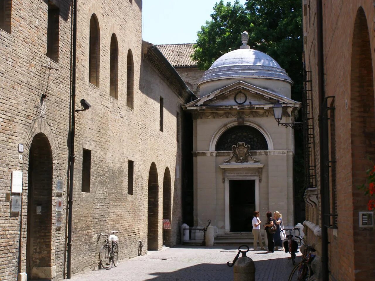 Дом данте. Равенна Гробница Данте Данте. Гробница Данте Алигьери. Могила Данте в Равенне. Мавзолей Данте Алигьери в Равенне.