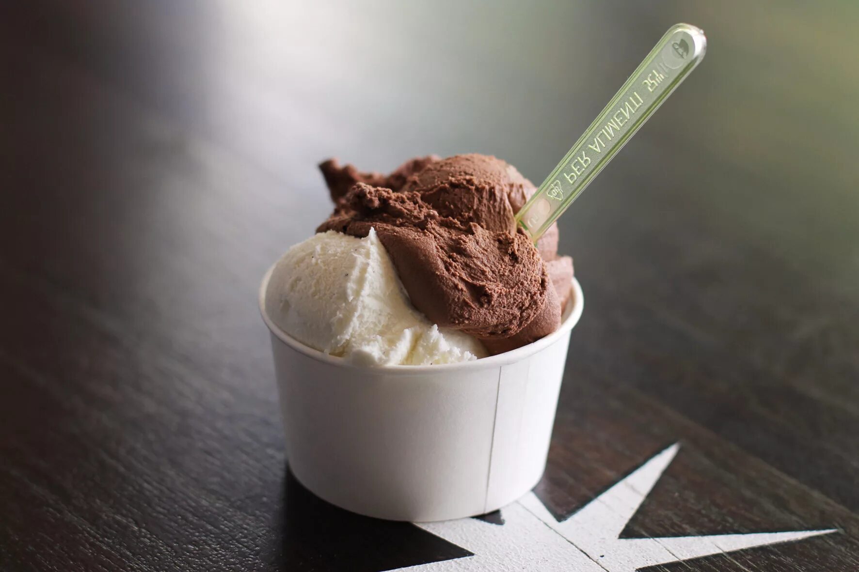 Мороженое используют. Bounty ice cream. мороженое ваниль и шоколад. мороженое с сиропом. шоколадное мороженое.
