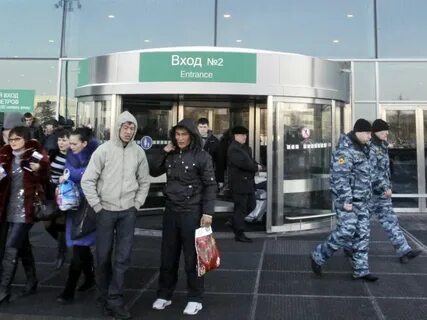 У входа в аэровокзал где поджидали приезжих