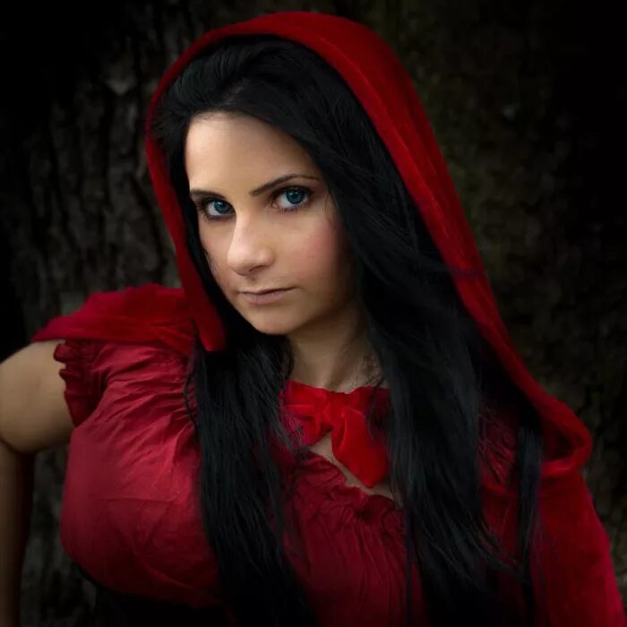 Тейлор рэйн красная шапочка. Mila red. Брюнетка в красной шапке. Красная шапочка брюнетка. Studio fow красная шапочка.