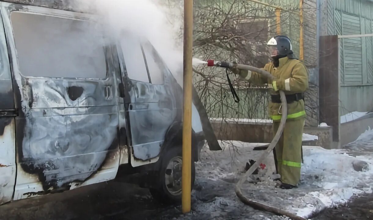 Шилово воронеж взрывы. Пожар фото. Возгорание автомобиля. Машина во дворе.