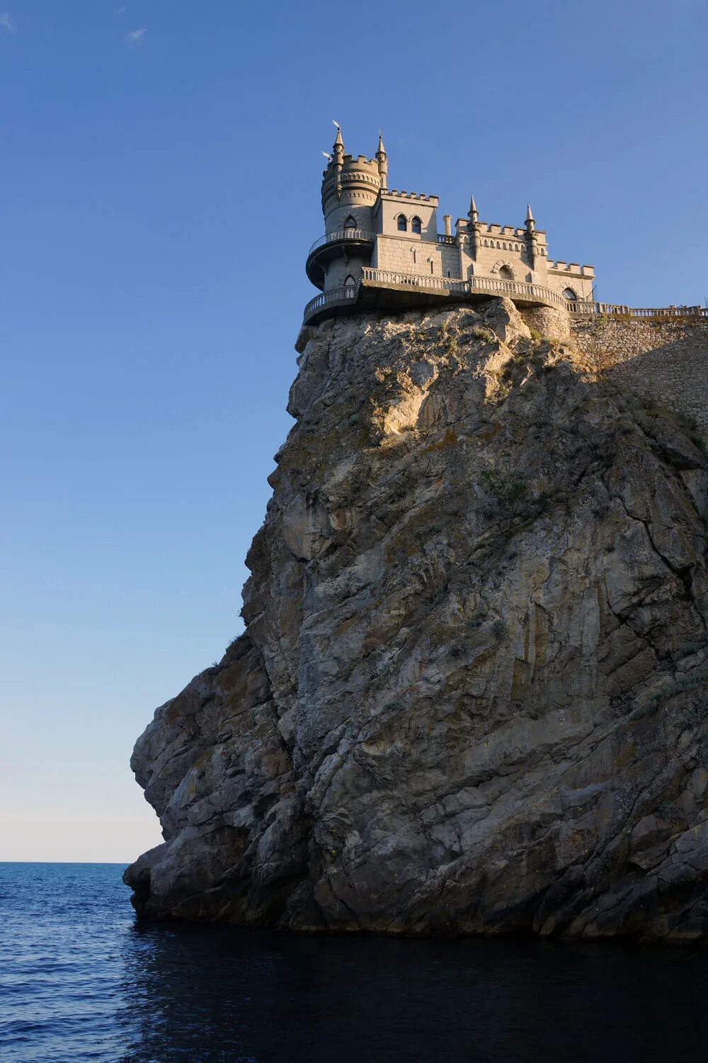 ночные фото ласточкиного гнезда. мыс ай тодор ласточкино гнездо. памятник на аврориной скале. ялта ласточкино гнездо вид с моря. мыс ай-тодор.