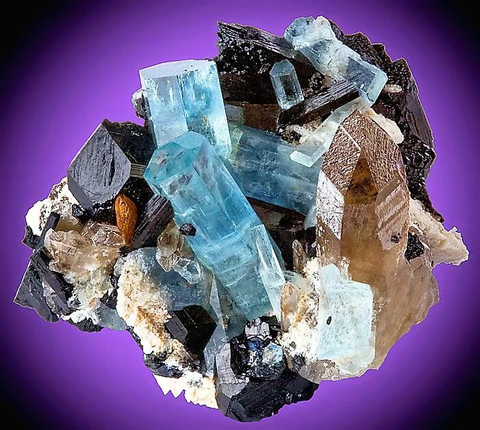 Аквамарин минерал. Топаз (минерал). Аквамарин камень в природе. Самоцветы в природе. Время самоцветов