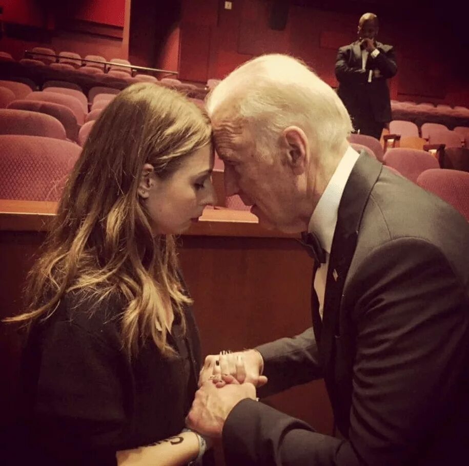 Трогал племяннице. Джо Байден и внучка поцелуй. Байден поцелуй. Эшли и Хантер Байден. Джо Байден обнимает девочек.