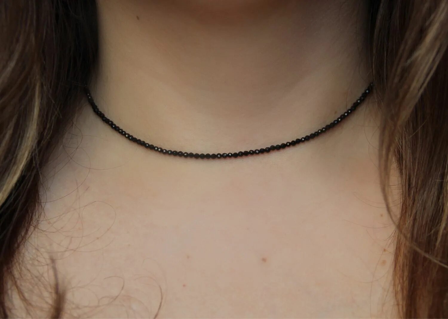Чекер из шпинеля. Колье из черной шпинели. Чокер из шпинели. Чокер шпинель черная. Бусы чокер из шпинели.