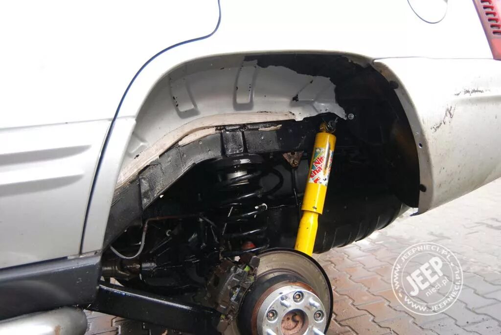 задняя стойка машины. амортизаторы ваз 2107 на машине. амортизатор опель отбойник. двойные амортизаторы машина козлит. где стоят амортизаторы.