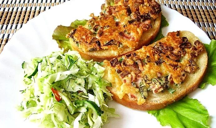 Горячие бутерброды с луком и яйцом. Бутерброды с картошкой. горячие бутерброды с картошкой. бутерброд с жареным луком. бутерброд с жареной колбасой.