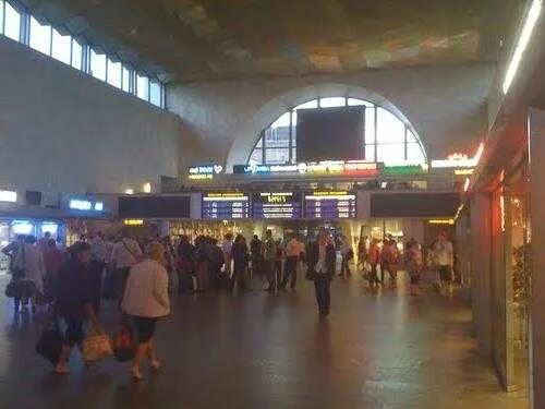 Москва метро октябрьская кольцевая линия. Метро на октябрьском вокзале. Станция метро октябрьская. Москва октябрьская вокзал внутри. Октябрьская купаловская октябрьская минск метро.