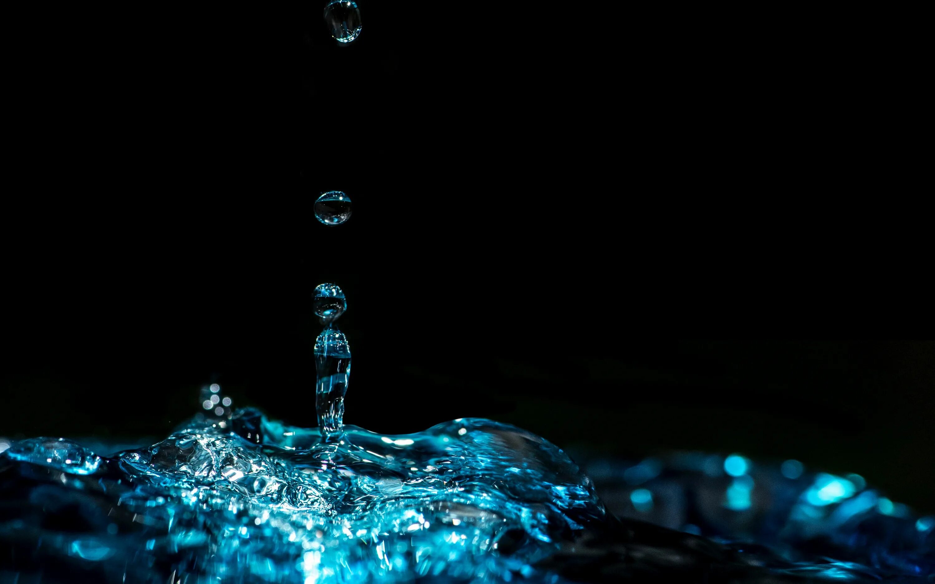 Картинки черные вода. Капли воды. Брызги воды. Вода на черном фоне. Вода на темном фоне.