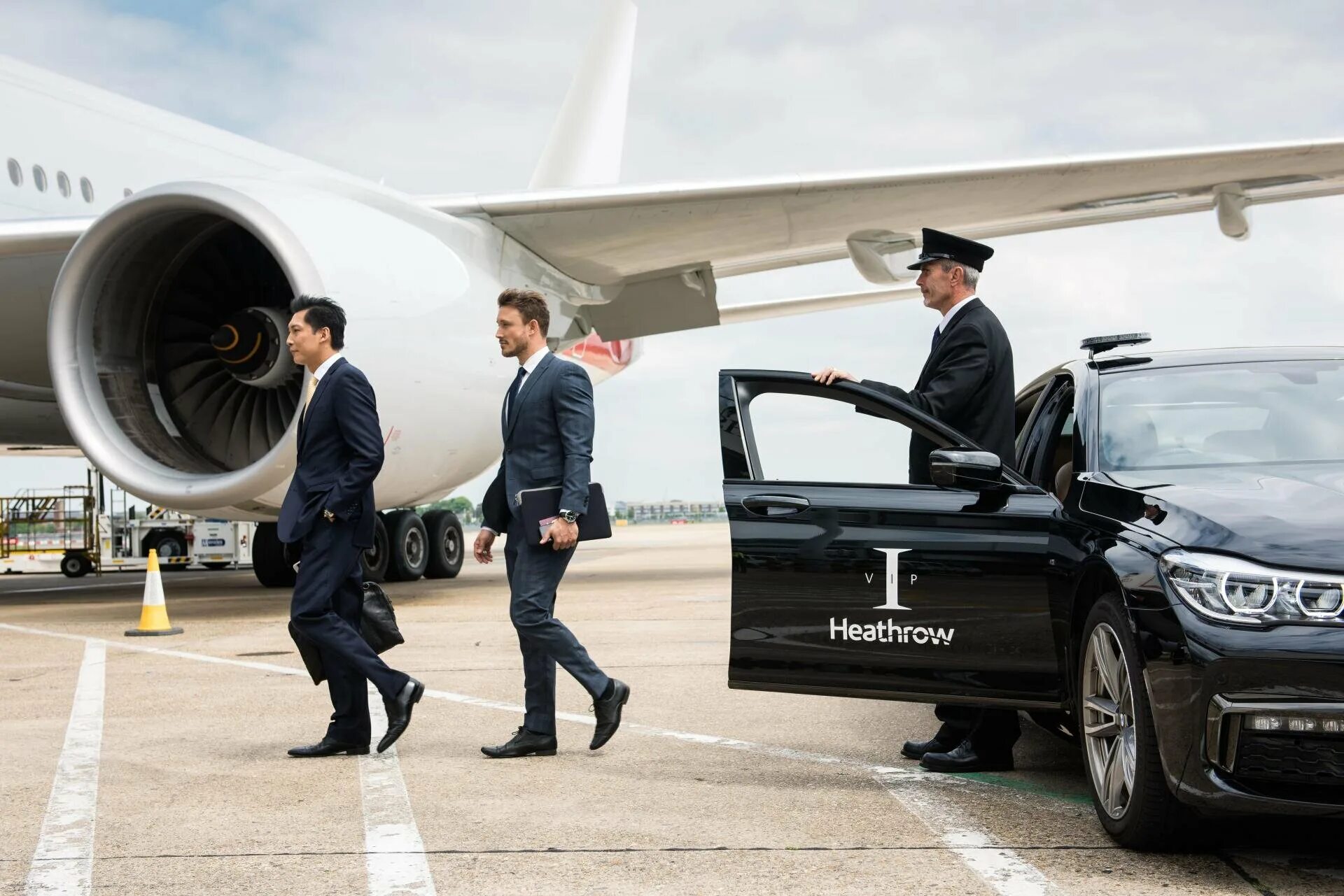 Автомобиль сопровождения в аэропорту. Трансфер в аэропорт. Vip traveling. Vip traveling. Бизнес самолет.