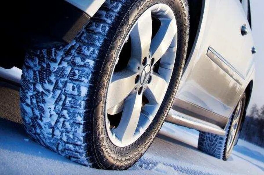 Переобуть колеса цена. Зимние шины. Шина машины. Зимняя резина на машине. Зимняя шина для автомобиля.