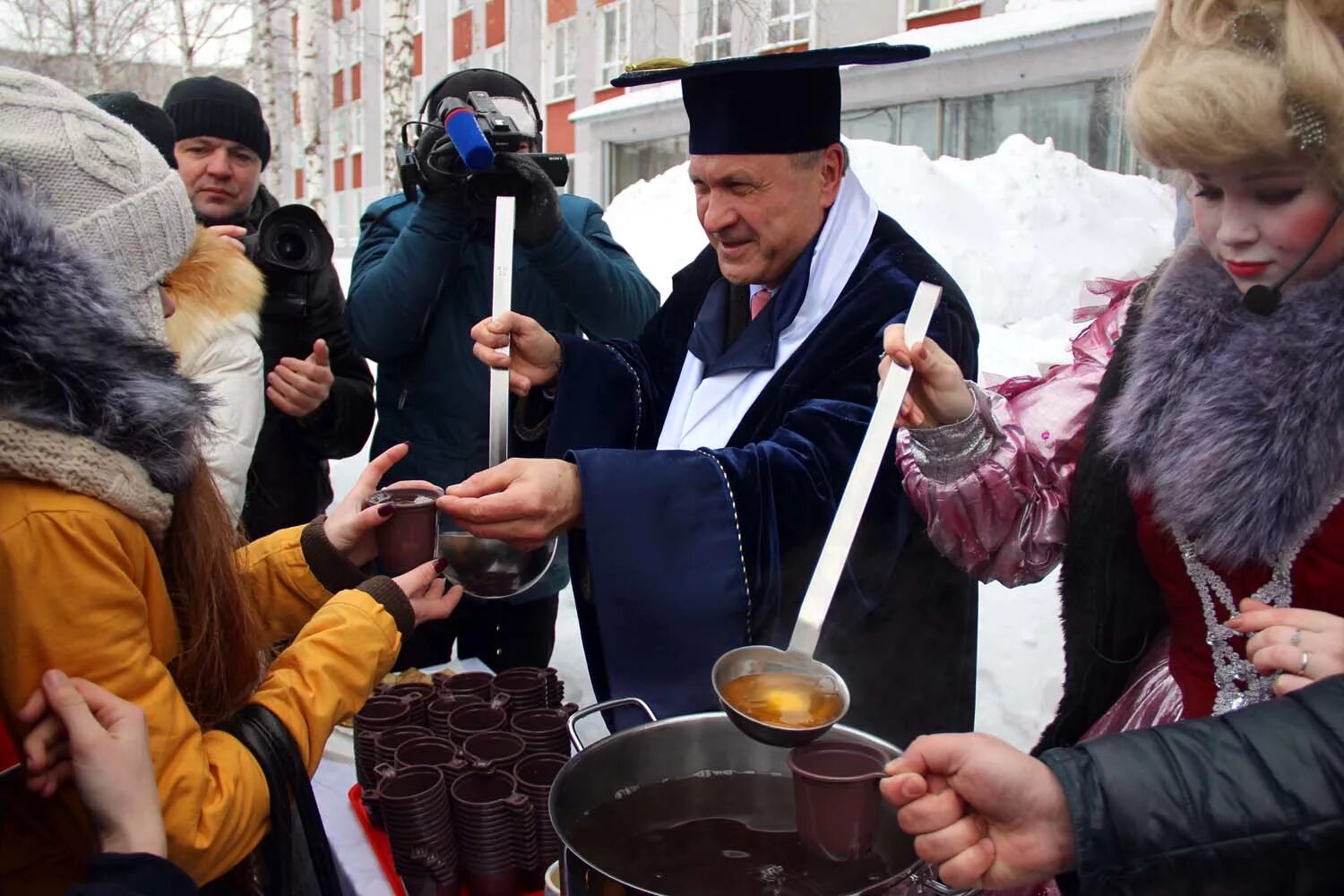 Студенты отмечают день студента. Празднование дня студента. День студента традиции. Празднование дня студента в России. Татьянин день празднование.