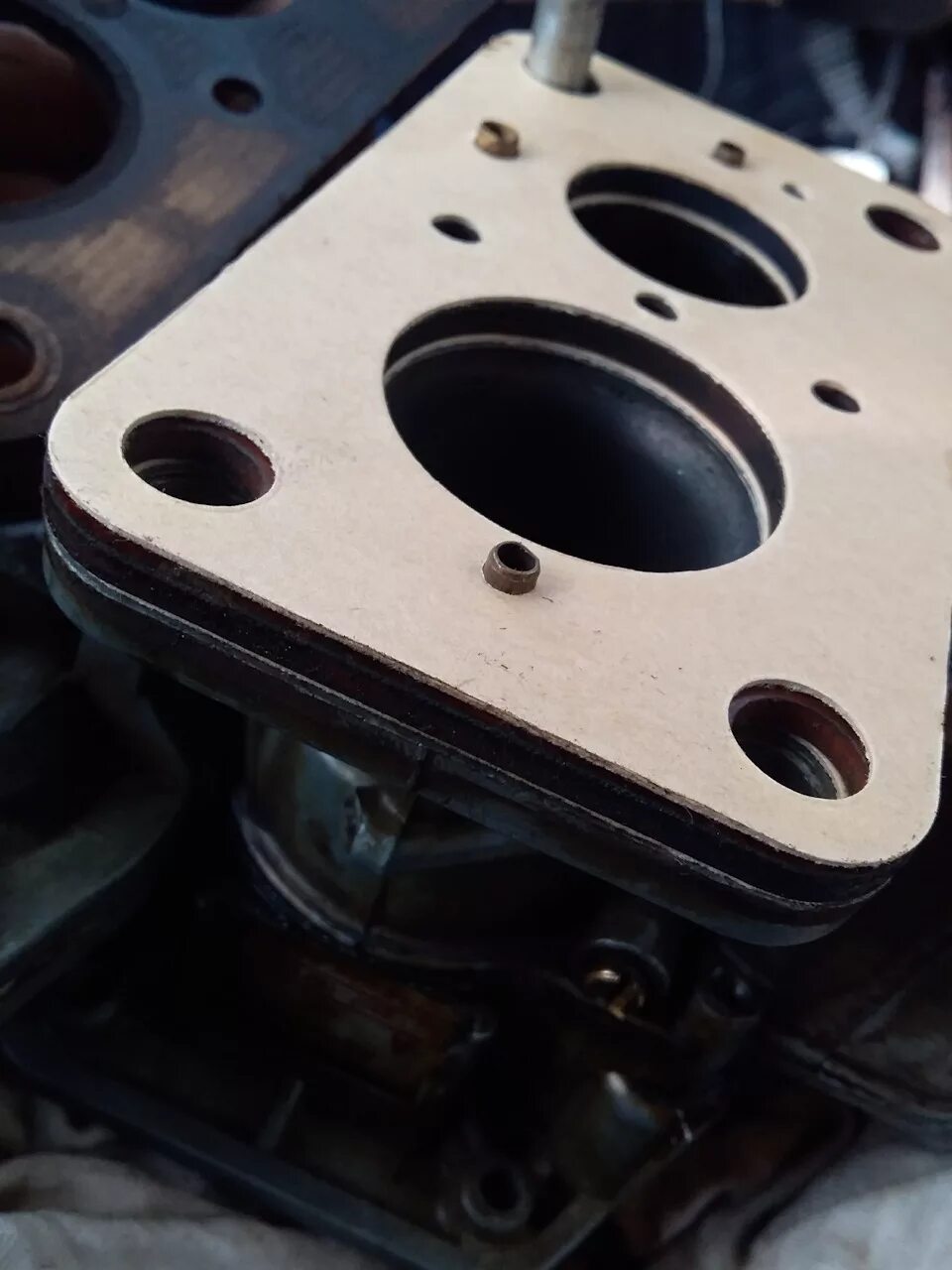 Прокладка карбюратора ваз 2108 нижняя. Прокладка под карбюратор 2107. Прокладка карбюратора ваз 2108. Прокладка карбюратора 2105. Прокладка карбюратора ваз 2101 нижняя бцм с герметиком.