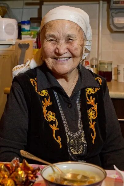 Пожилая татарка. Казахская бабушка. Старая казашка. Казахи бабушки. Бабушка казашка.