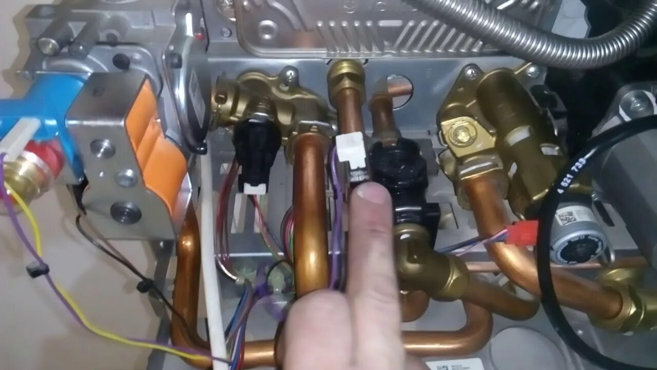 Атмо тек про. Газовый котел Vaillant Turbo Max 242 клапан. Газовый котел Вайлант турбо тек про. Газовый котел Vaillant TURBOTEC Pro VUW 242/3-3 24 КВТ двухконтурный. Газовый клапан Vaillant TURBOTEC.