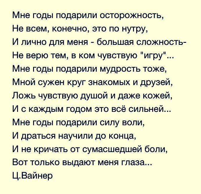 Премия главы города 2022. Дарение подарков на рождество. Отличный подарок. Подарок в руках. Вручает подарок.