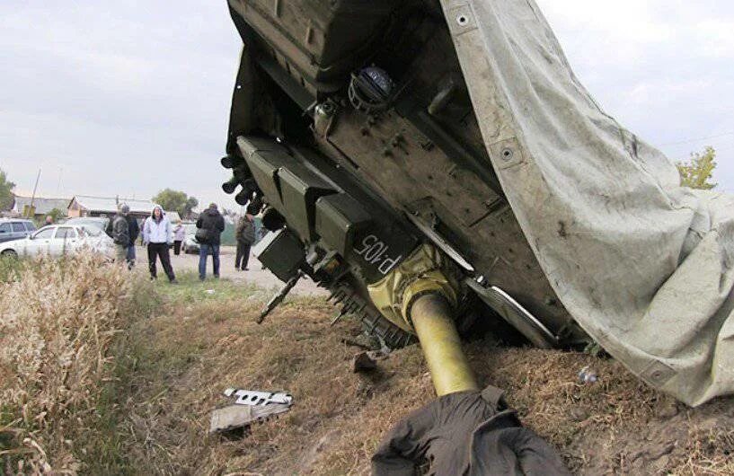 Перевернутый танк. Танк 300 перевернулся. Аварии на дорогах танк. Т 72 перевернулся. Танк 300 перевернулся.