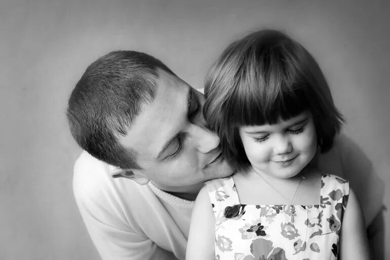 Отец и дочь. Фотосессия папа и дочь. Папа любит дочку.