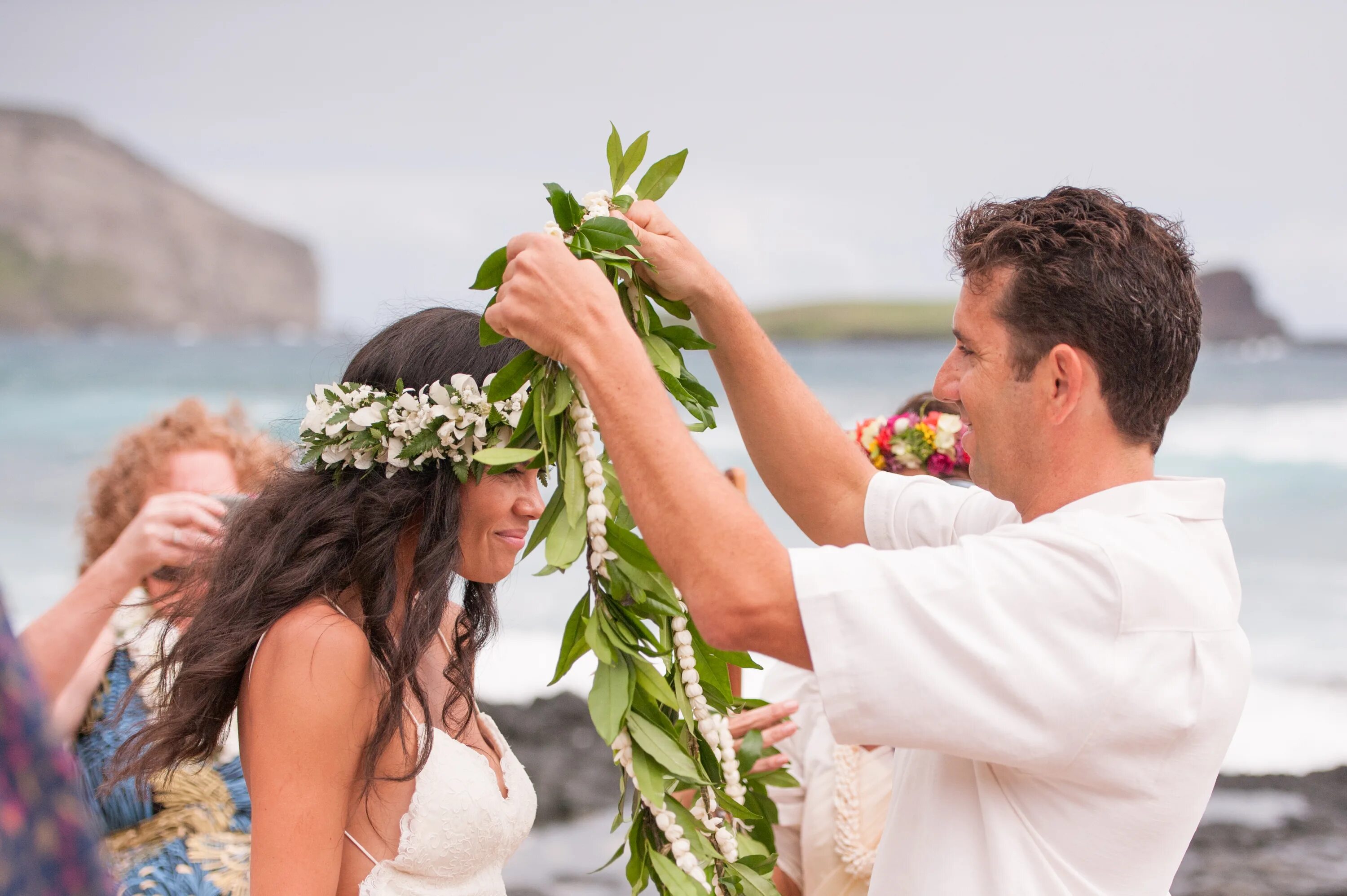 Отметить именно. Свадьба на Гавайях. Свадебная церемония на Гавайях. Свадебные Наряды Гавайи. Свадьба в новой Зеландии.