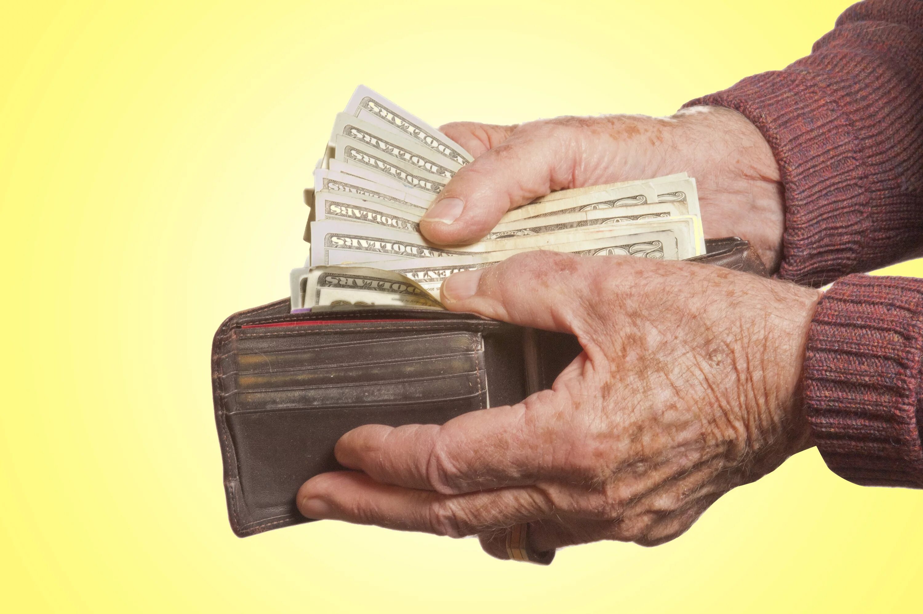 Букмекерская вилка. Мечтает о деньгах. Пустая трата денег. Разбросанные доллары. Деньги креатив.