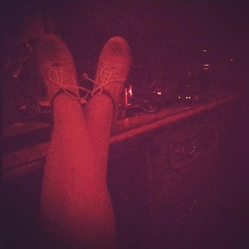 Ноги девушки. Женские ноги в темноте. Ноги ночью. Ноги свисают с крыши. Вечером холодные ноги