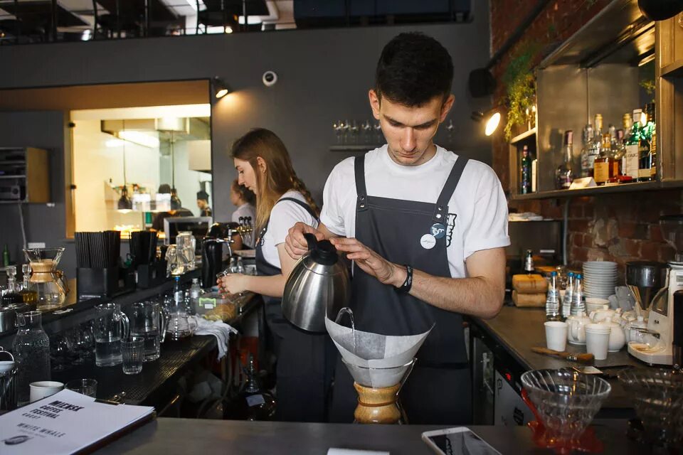 Русский бариста. Бариста. Персонал кофейни бариста. Barista кофейня. Бариста официант.