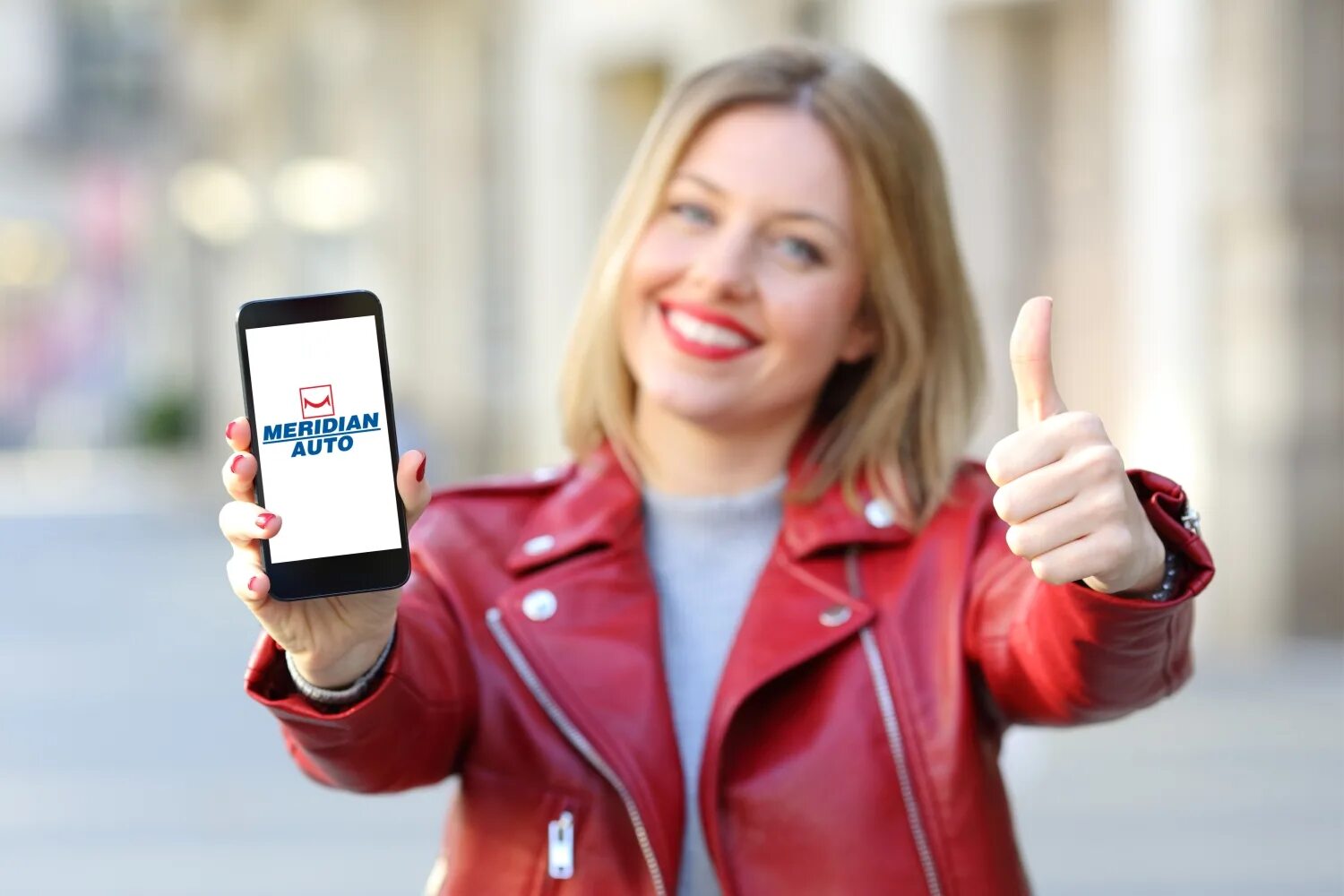 Что показывает экран смартфона. Мужчина с телефоном. Show mobile. Парень с телефоном. Радостный с телефоном в руках.