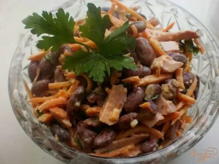 Салат с фасолью и сухариками корейской морковью