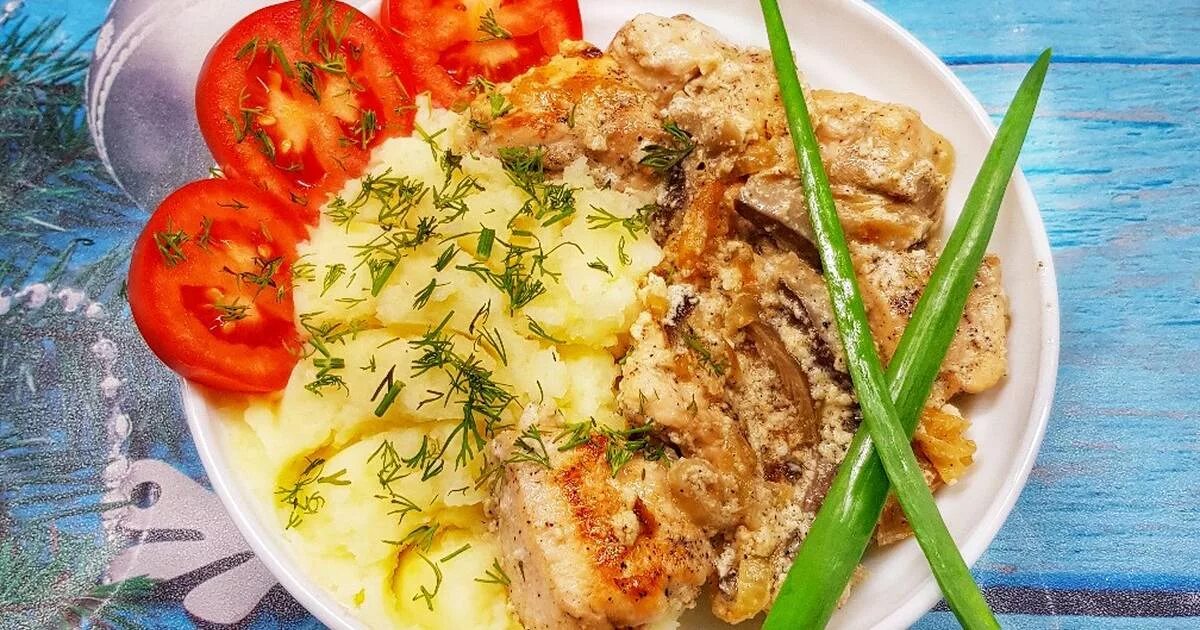 Пюре с куриной грудкой. Куриное филе с пюре. Картофельное пюре с курицей. Картошка пюре с куриной грудкой