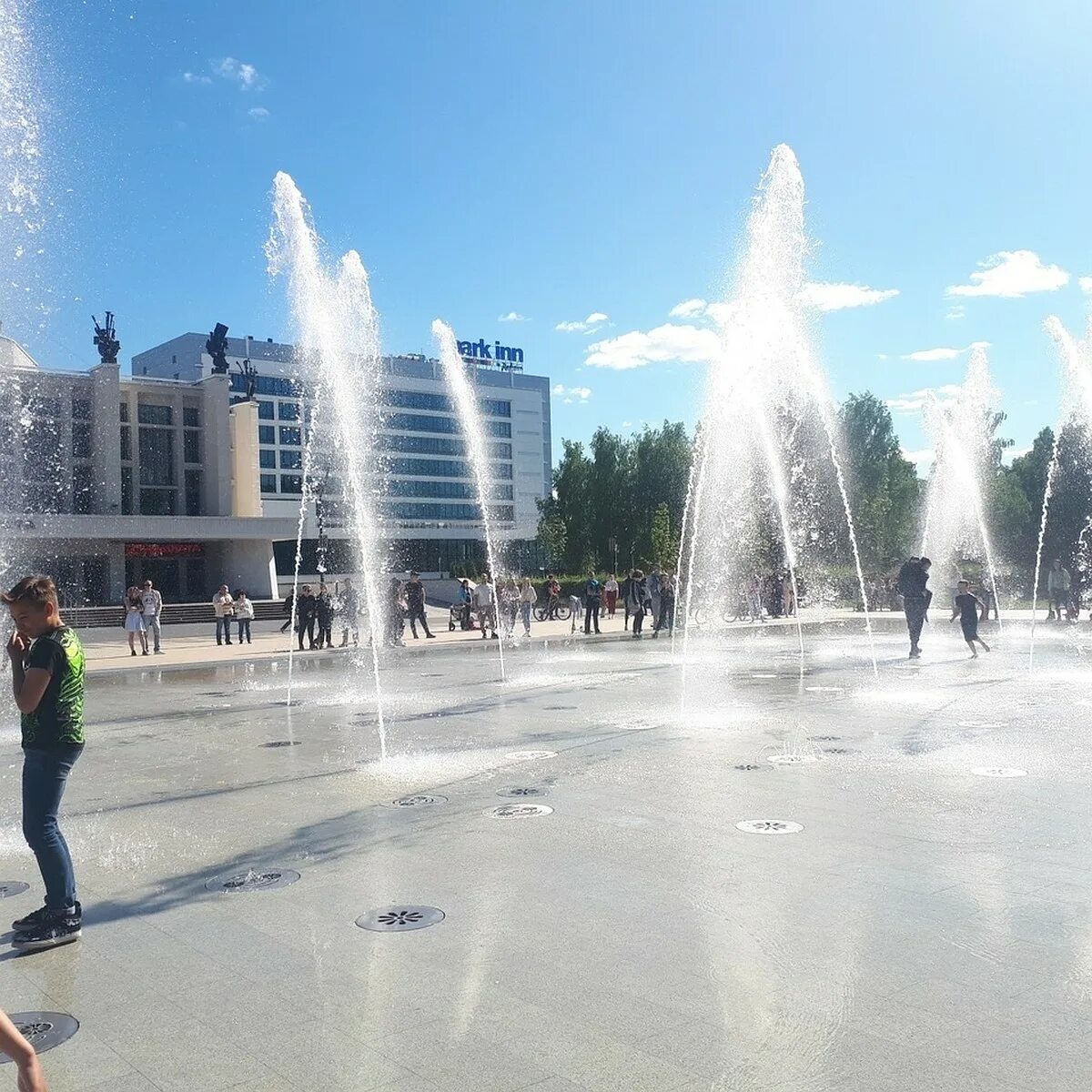 Купить в ижевске сегодня. Фонтаны в Ижевске на центральной площади. Центральная площадь Ижевск 2021. Центральная площадь Ижевск 2022 лето. Фонтан Ижевск на центральной площади 2022.