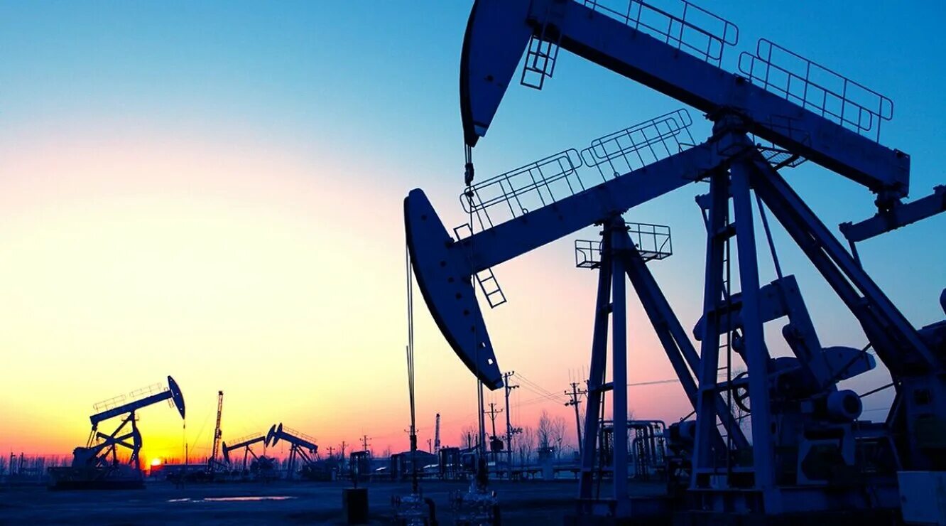 Добыча нефти отрасль. Нефтяная вышка. добыча нефти. нефть и газ. нефтедобывающая промышленность.
