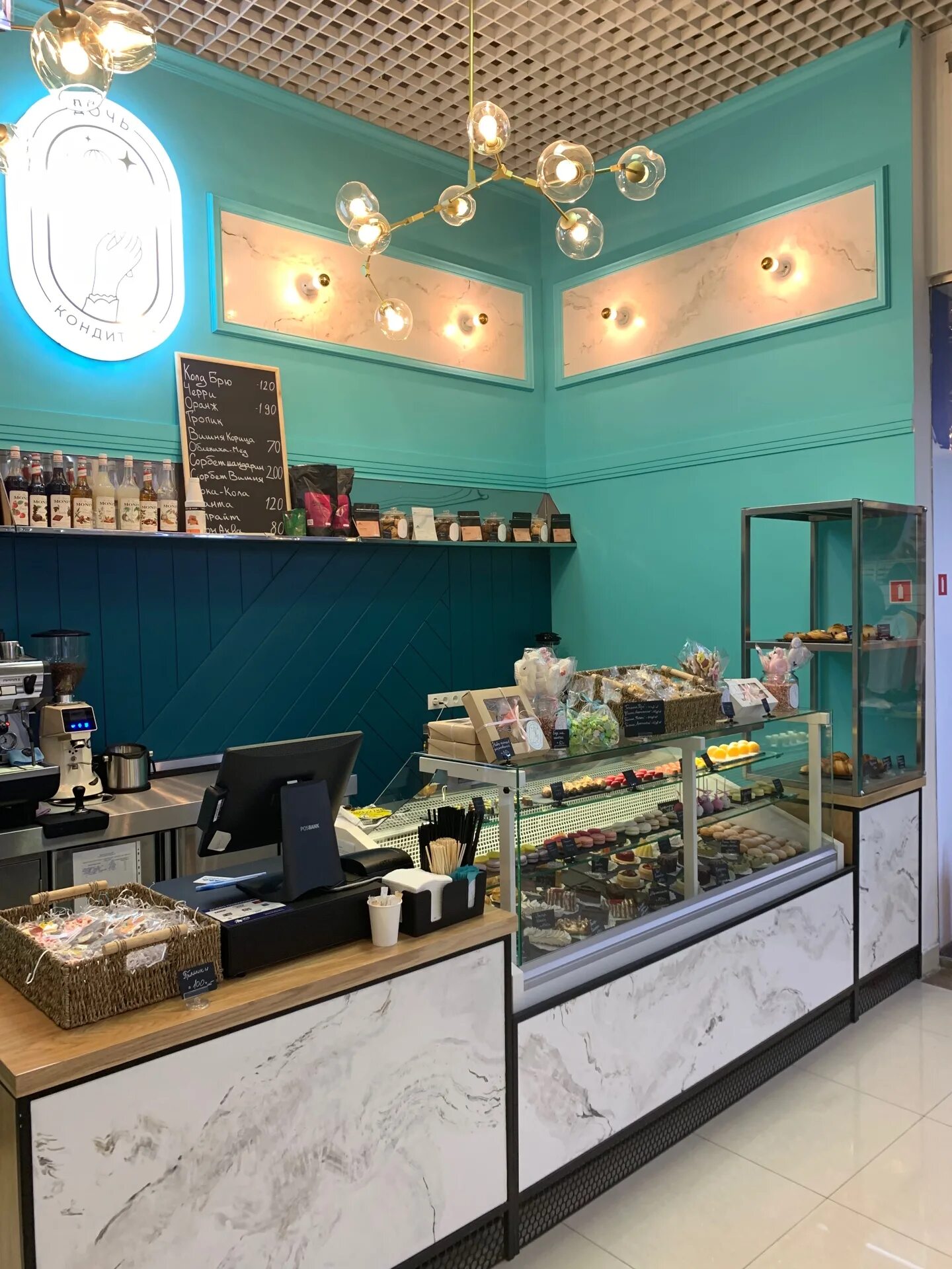 Дочь кондитера. Кулинарный мастер класс для детей. Свадебный торт прикольный. Необычный торт для женщины. Комната кондитерский.