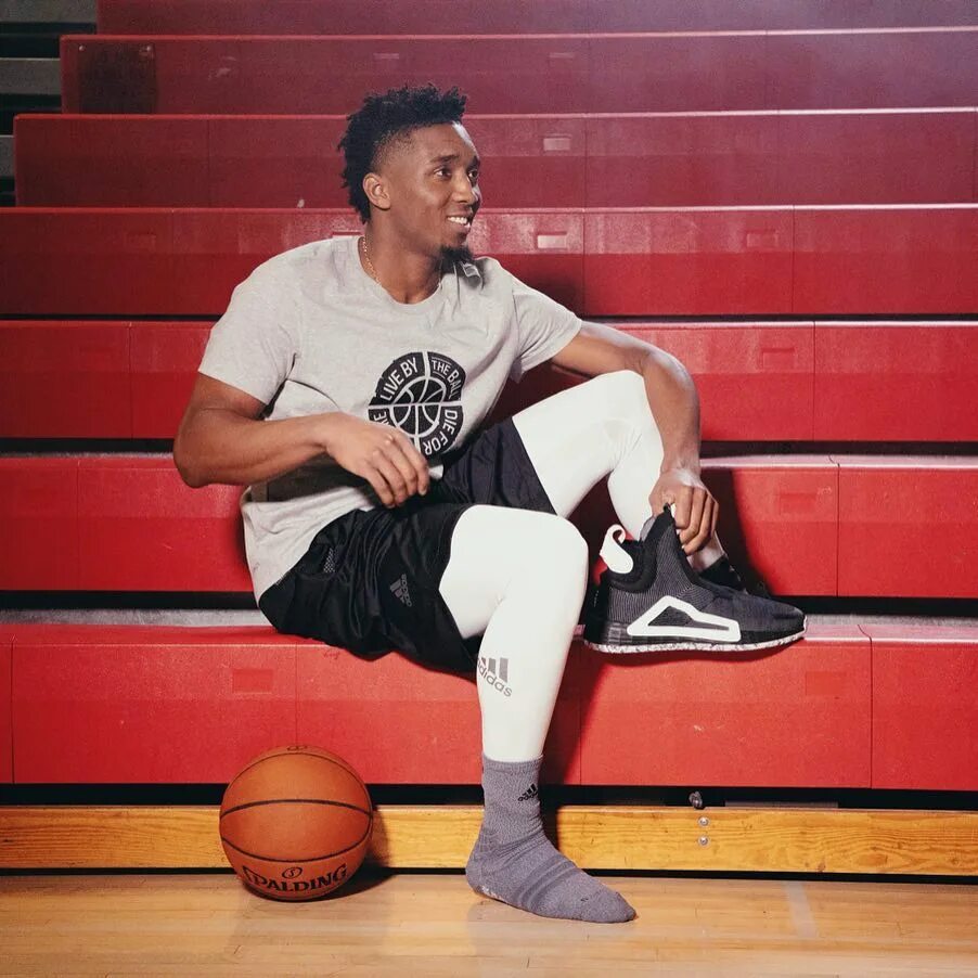 Донован Митчелл кроссовки. Донован Митчелл 3 кроссовки. Adidas Donovan Mitchell кроссовки. Trae young 3 кроссовки. Adidas trae young