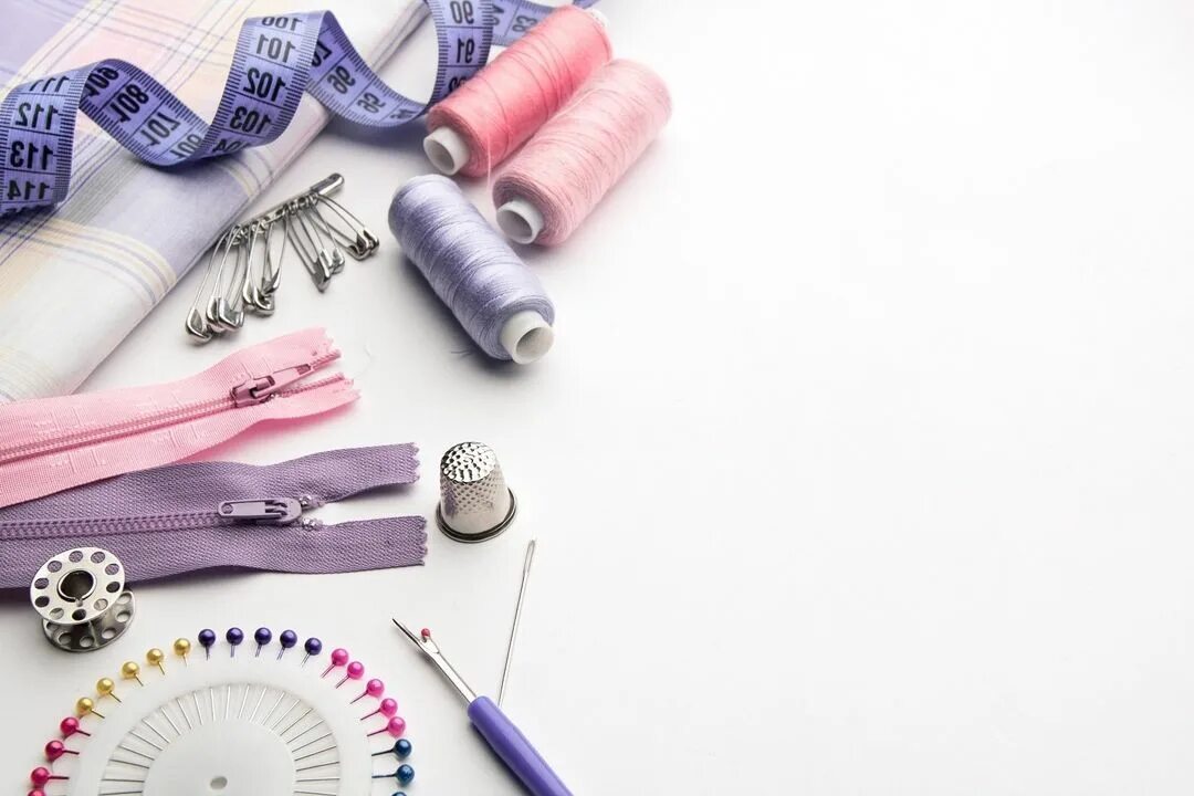 Швейная фурнитура. Какое бывает шитье. Машинка для шитья. Какое бывает шитье. Фон рукоделие.