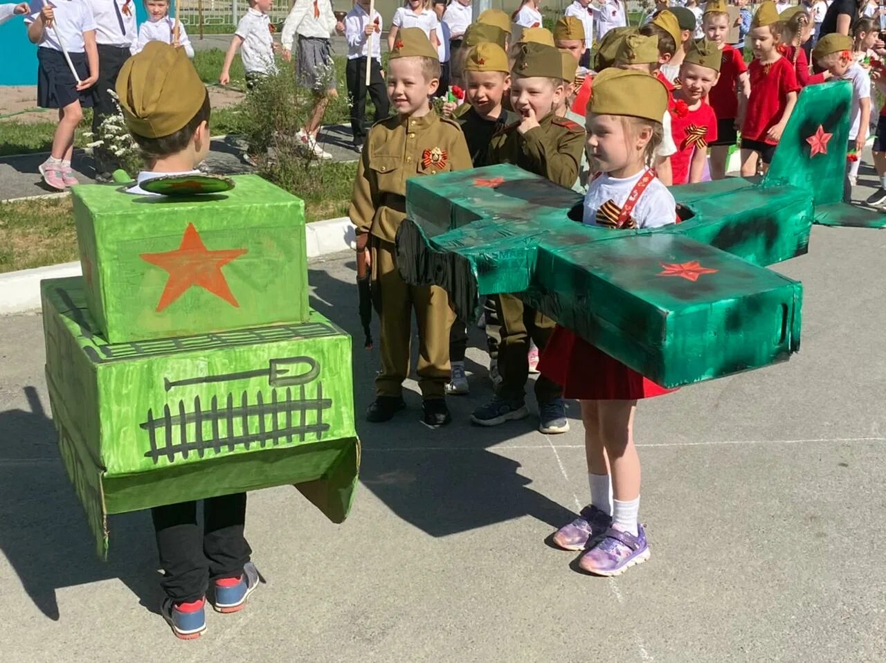 Армейский сад. Парад военной техники в детском саду. Поделки парад военной техники в детский сад. Парад военной техники в ДОУ для детей. Военный парад в садике для детей.