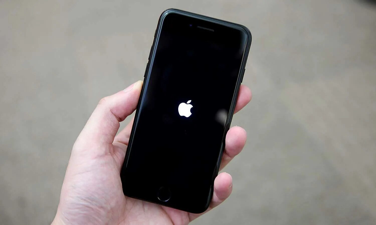 Iphone 13 8 256. Iphone 8 черный. Iphone 14 Plus черный. Iphone 8 Plus черный. Айфон повис на яблоке.