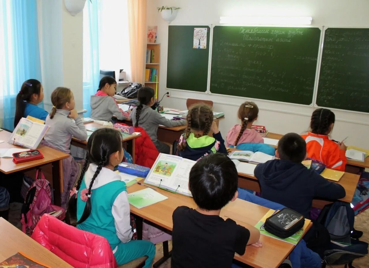 Улан удэ дети учатся. 12 школа улан-удэ. 19 школа улан-удэ учителя. учитель в каникулы в школе. 1 школа республики бурятия.