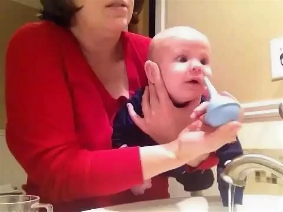 Промывание носа ребенку 3 года. Промывание носа ребенку 6 лет. Промывание носа ребенку 2 года. Промывание носа детям до года.