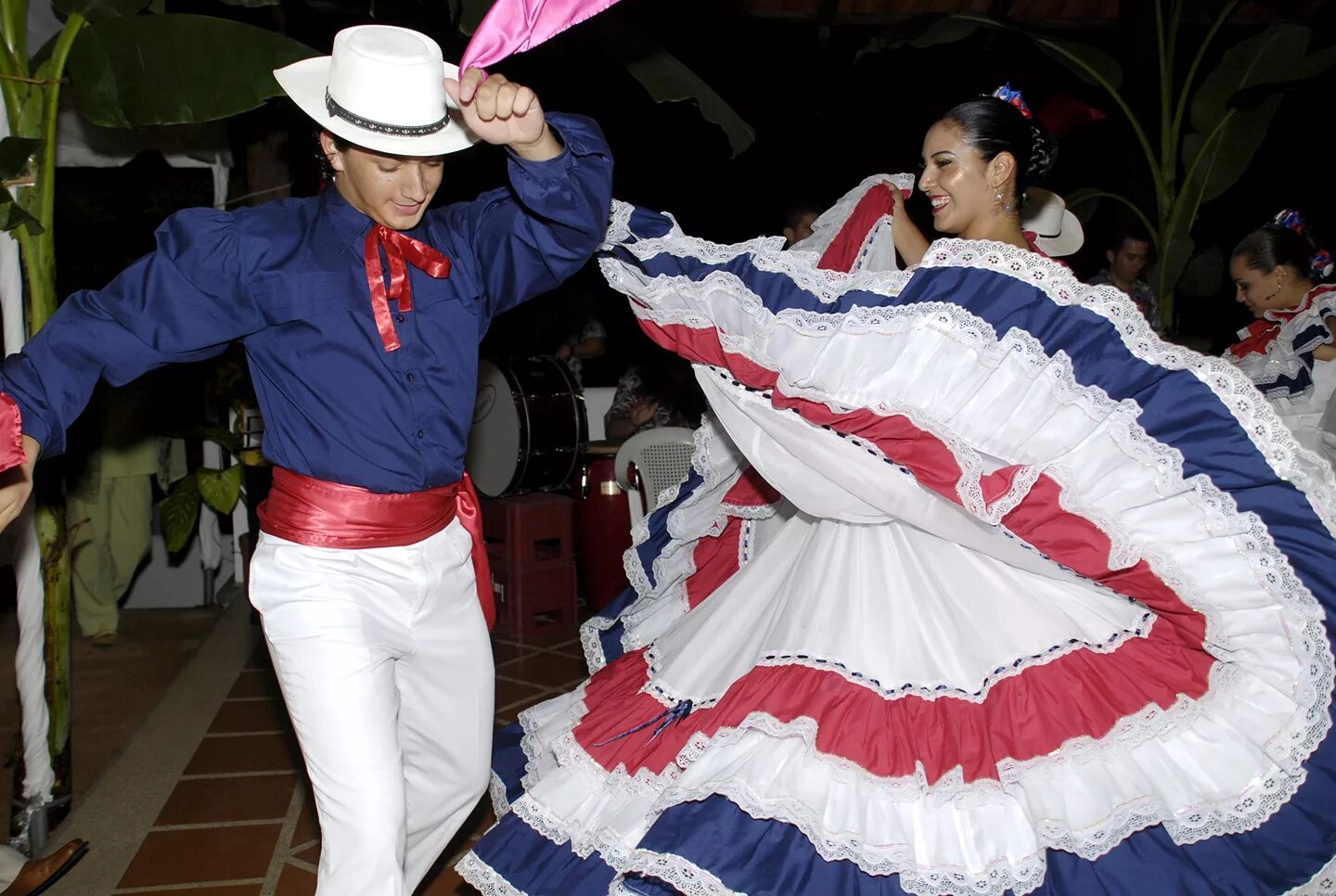 Меренге танец. Национальный костюм Колумбия санжуанеро. Танцы Коста Рики. Коста Рика национальный костюм. Коста Рика танец меренге.