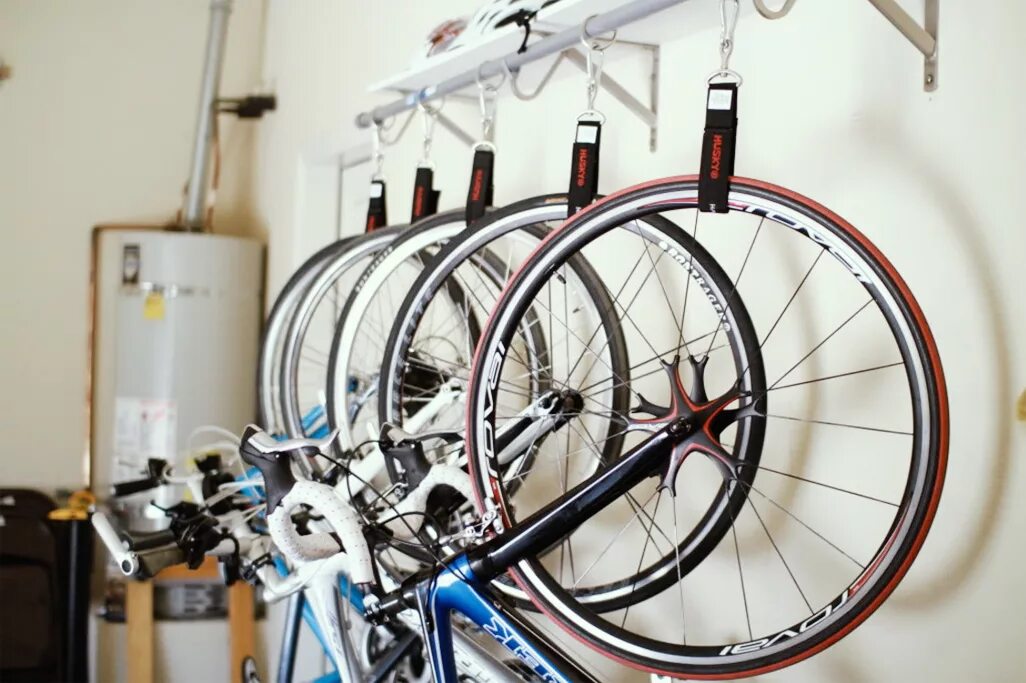 Можно ли сдать велосипед. Хранение велосипедов. Стеллаж для велосипедов. Подвес для хранения велосипеда. Крепление велосипеда в гараже.