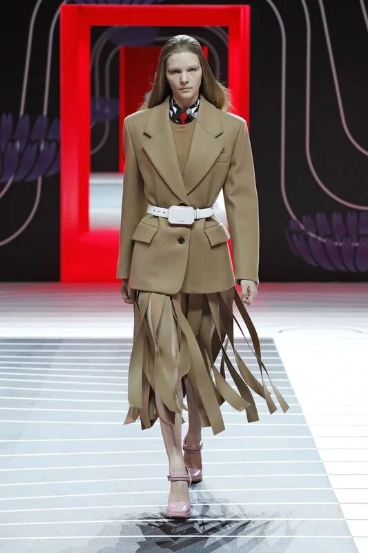 Показ прада 2020 2021. Prada осень-зима 2016-2017. Prada осень-зима 2019. Prada осень-зима 2019. Прада осень.