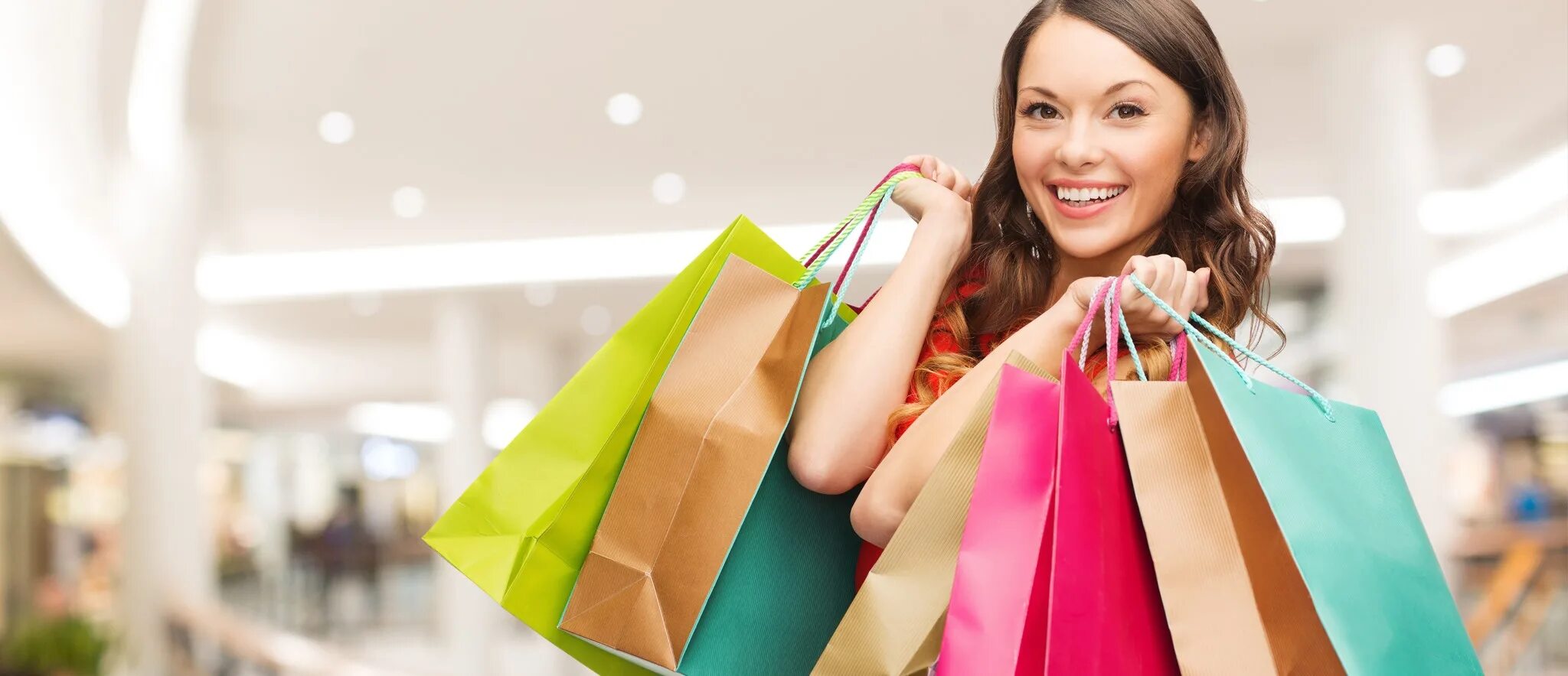 Недорогой шоппинг. Дорогой шоппинг. Реклама магазина одежды для всей семьи. Девушка с пакетами. Девушка с покупками.