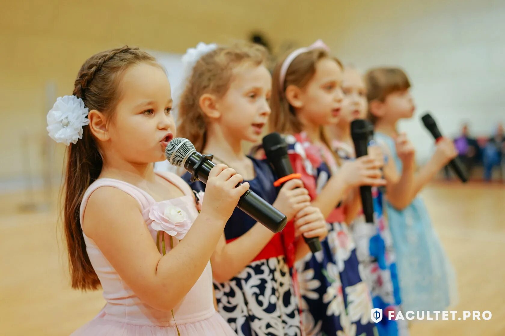 Дети поют. Занятия вокалом для детей. Пение дети. Дети поют в детском саду.