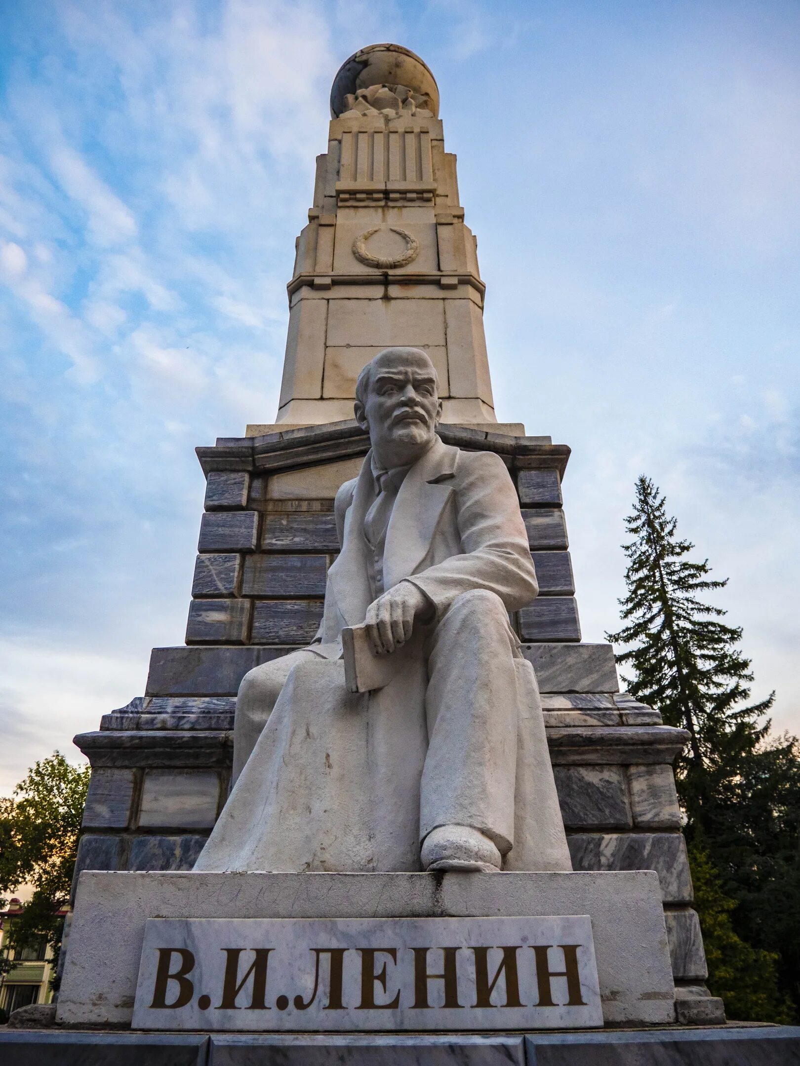Памятник ленину в уфе. Памятник ленину в уфе в сквере ленина. памятник ленину в сквере ленина памятники уфы. скульптура ленина в сквере ленина уфа. памятник ленину в уфе скульптор менделевича.