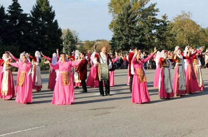 Сайт мясниковского района ростовской области. Чалтырь Ростовская область. С Чалтырь Мясниковский район Ростовская область. Мемориал села Чалтырь Мясниковского района. Ансамбль Ани Чалтырь.