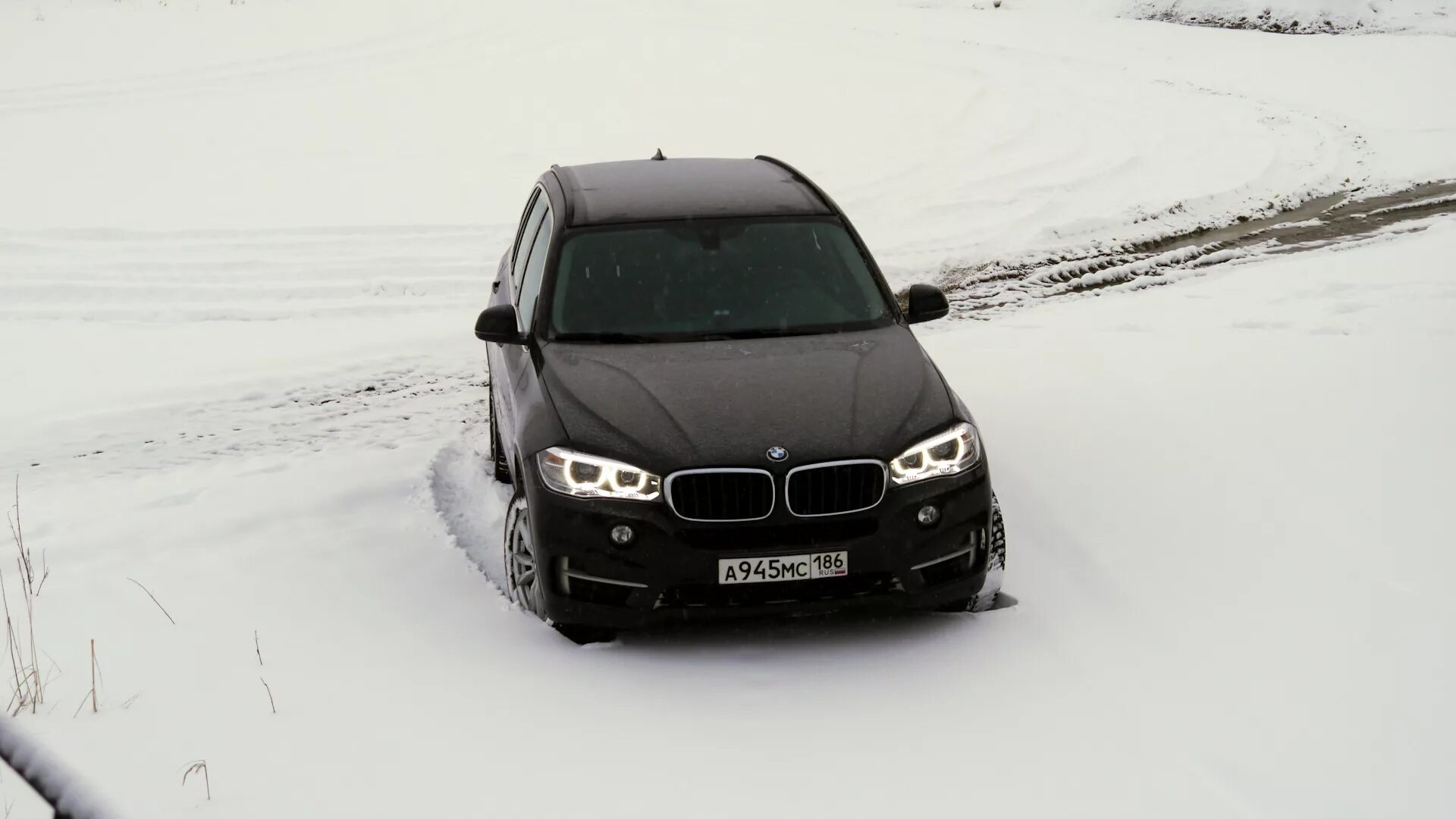 Лобовой х5 е70. БМВ х5 е70 черный зима. BMW x5 m5 зима. BMW x5 25d. BMW x5 e70 drive2.