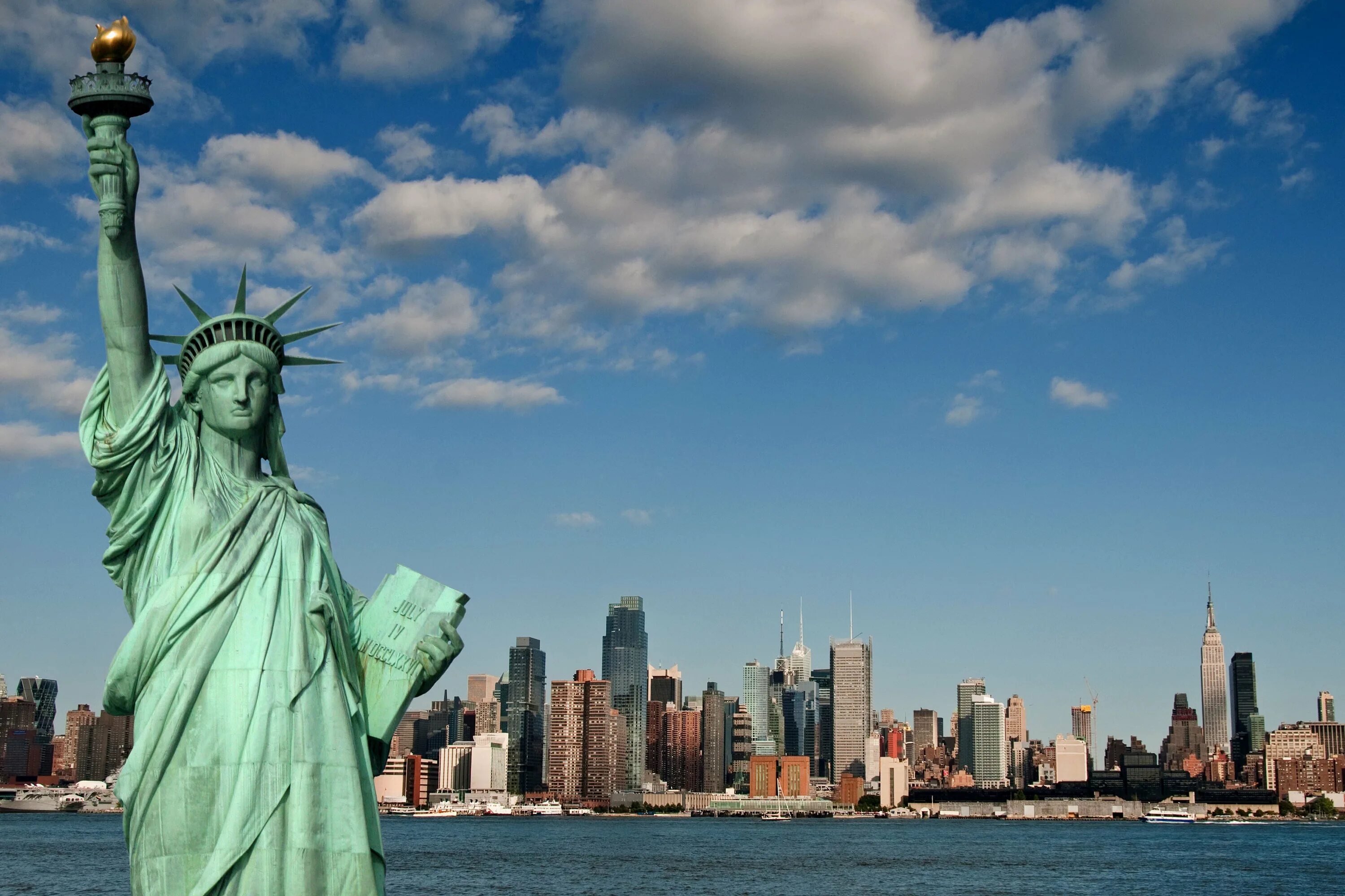 Чем известна страна сша. Статуя свободы Нью-Йорк. Нью Йорк статуясвободу. НЬЮЙ РРК статуя свободы. Статуя свободы на фоне Нью-Йорка.