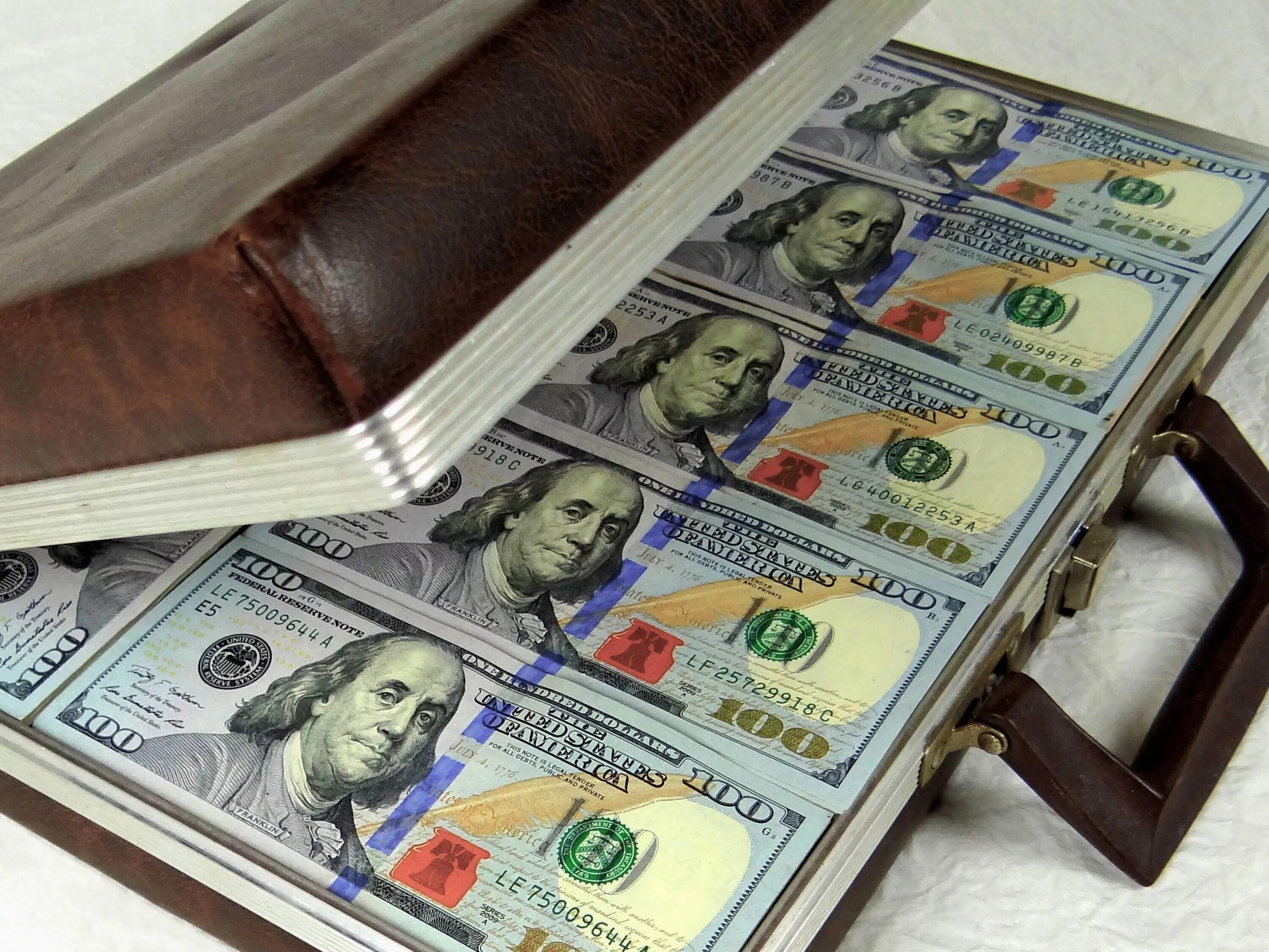 Паллет денег 5000. 39 000 долларов. 50 миллионов долларов на палете. 1 000 000 долларов. Миллион долларов.
