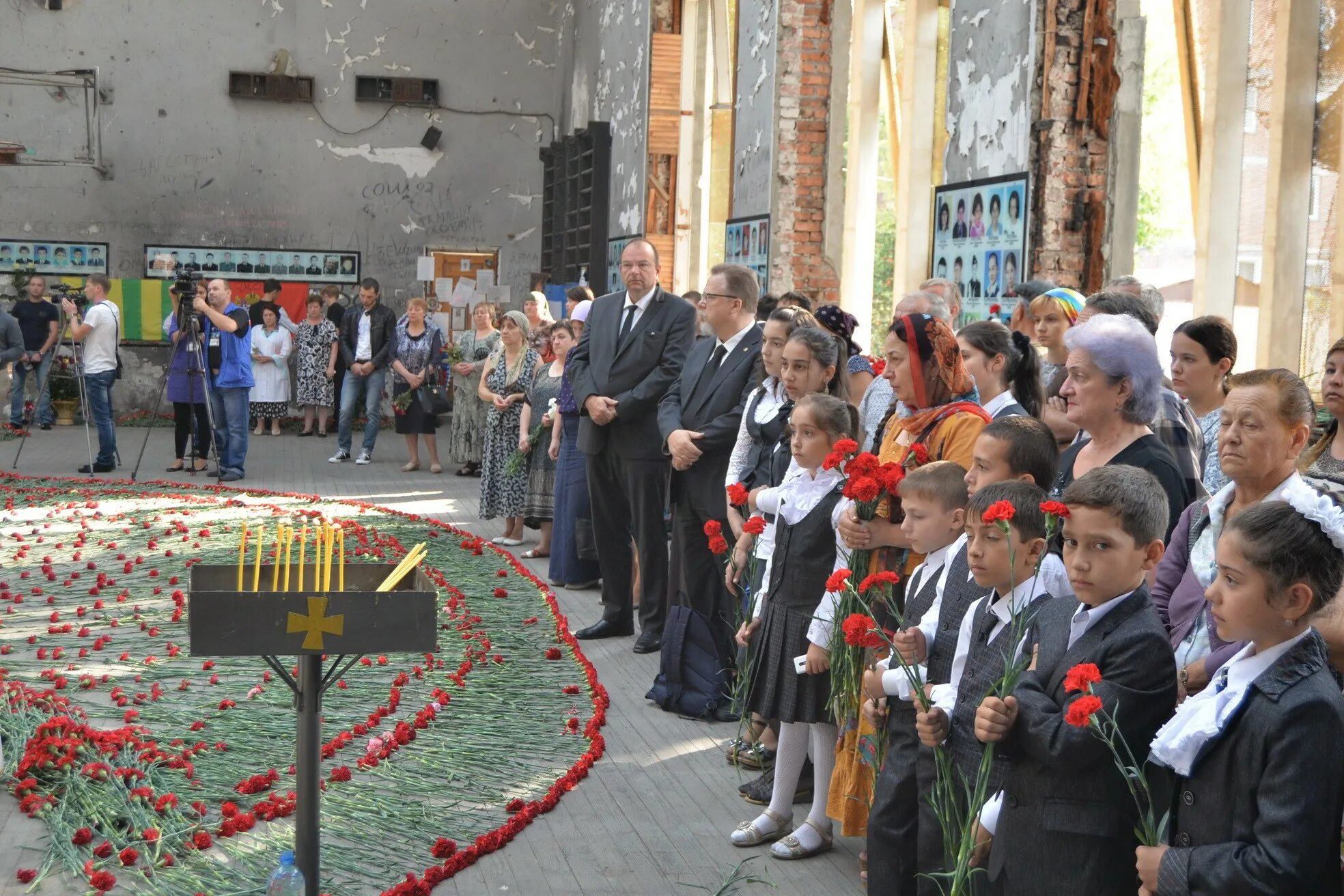 Школа 1 в Беслане 3 сентября 2004. Школа номер 1 города Беслана 2004. Северная Осетия Беслан 1 сентября. 3 Сентября школа в Беслане. Осетии 1 сентября