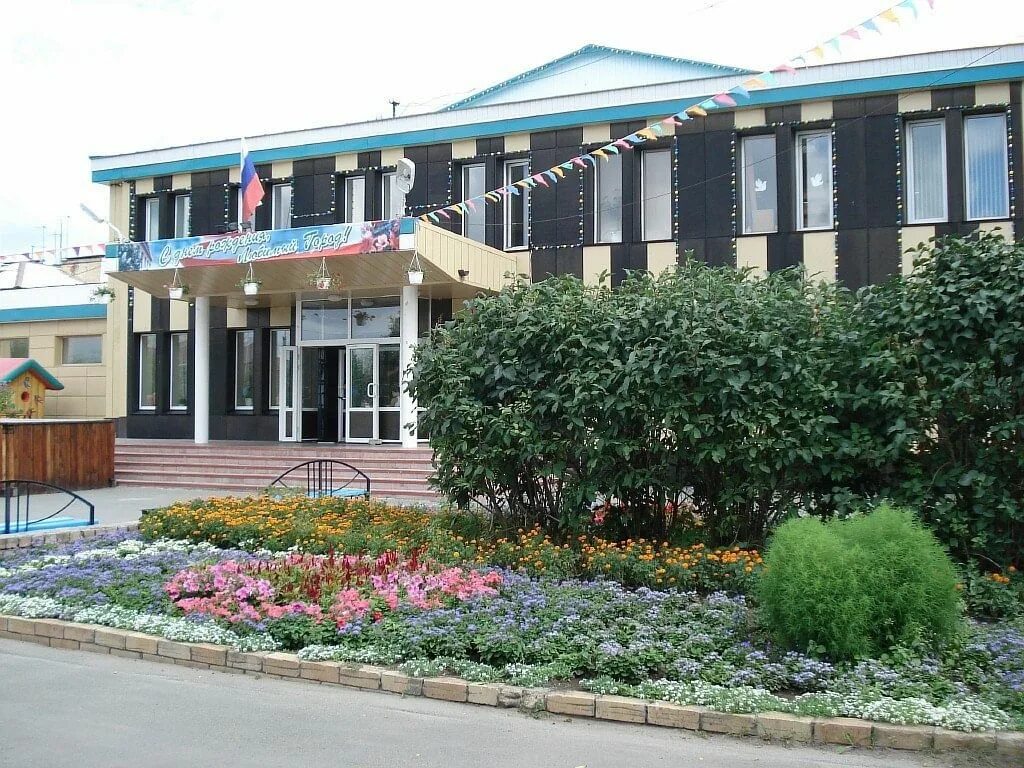 Торфяник дк тюмень сцена. Тюменские дома культуры. Тюменские дома культуры. Дк торфяник тюмень. Дк орфей тюмень.